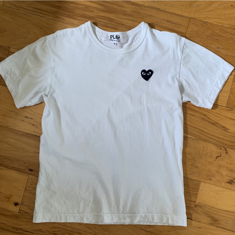 Play T-shirt - black heart on white